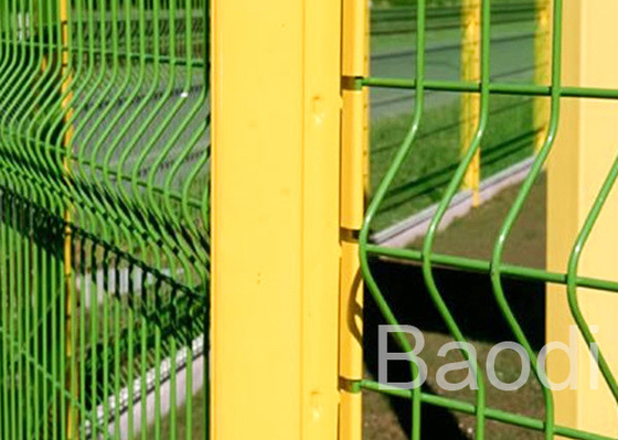 Flussstahl PVC beschichtete Maschendraht-Zaun gebogenen Platten-Antirost/Korrosion