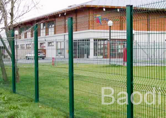 Starker Plastikmaschendraht-Zaun gebogene geschweißte Platte hochfest mit quadratischem Posten