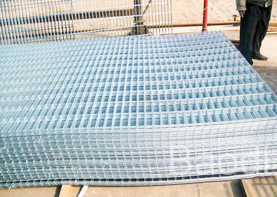 Galvanisierter geschweißter Maschendraht täfelt 0,5 - 6 m-Länge mit rechteckigen Gitter