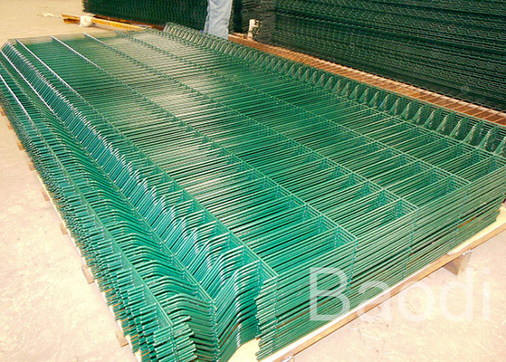 Hinterhof-Dreieck gebogene geschweißte Stahlzaun-Platten, Vinylspray-Platten für Maschinen-Schutz