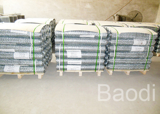 Flussstahl-galvanisierte Maschendraht-Maschendraht-Rolle gesponnen für Zaun 3 - 6 Zoll-Höhe