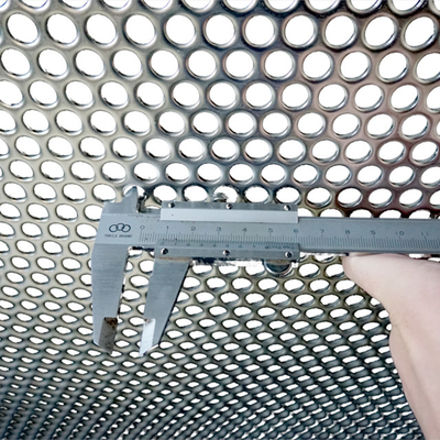Anpassbare Dicke Starke perforierte Stahlplatten Optionen für glatte Sicherheitsbarrieren