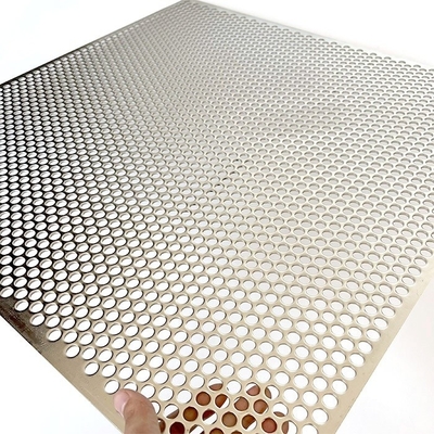 Dekorative Metallfassade Dicke 0,5 3,5 mm Max. 1,5 m Breite Anpassungsfähige Perforationsplattenmuster