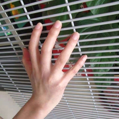 Anti-Cut Galvanized 358 Wire Mesh Fence Panels Dauerhafte und Manipulationssichere Lösung für Industrie- und Gewerbeanlagen